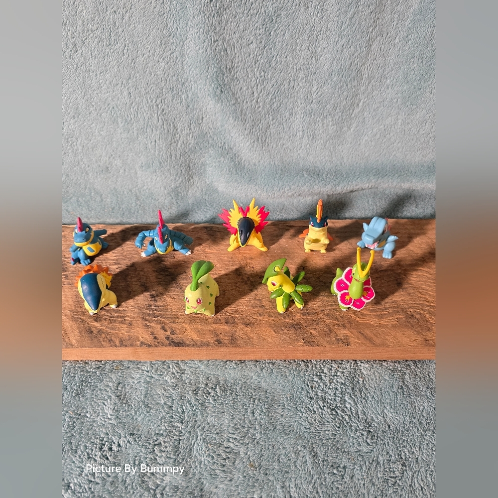 9-peice set of Pokémon Evolution figures